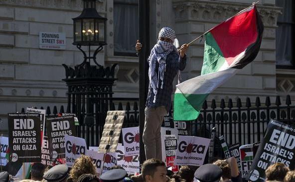 Protest al londonezilor pe Downing Street împotriva vizitei premierului israelian la Londra, 9 septembrie 2015. (Captură Foto)