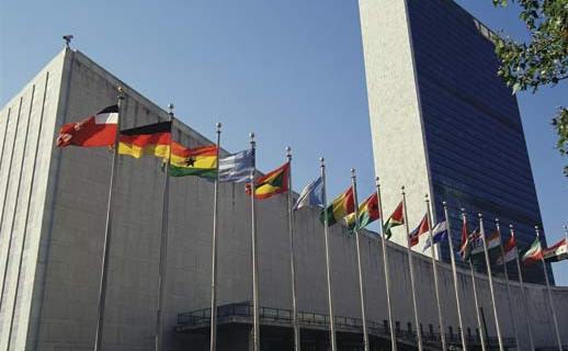 Steagurile diverselor naţiuni flutură în faţa sediului ONU din New   York. (Captură Foto)