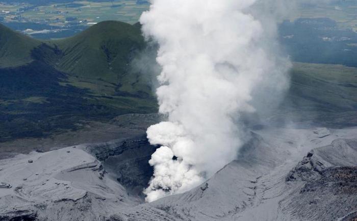 Vulcanul Aso (în imagine) din prefectura japoneză Kumamoto a erupt în dimineaţa de 14 septembrie 2015. (Captură Foto)