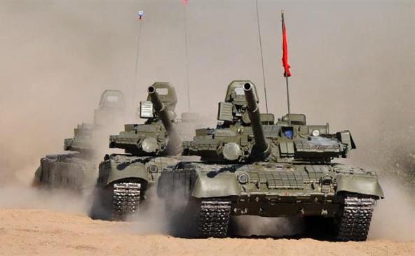 Tancuri ruseşti T-80 la un centru de pregătire lângă St.   Petersburg, 12 septembrie 2015.