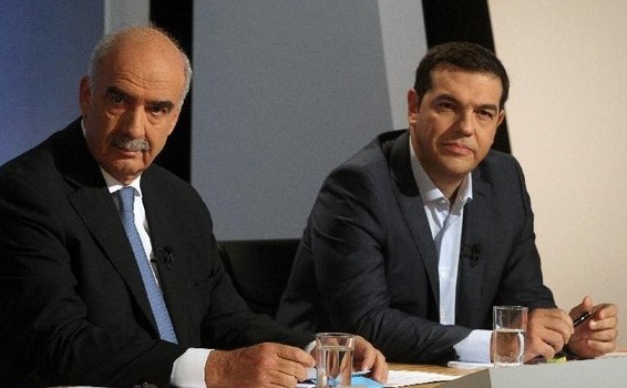 Liderul partidului de stânga Syriza, Alexis Tsipras (dr) şi Vangelis Meimarakis, rivalul său conservator în cadrul alegerilor legislative din 20 septembrie 2015. (Captură Foto)