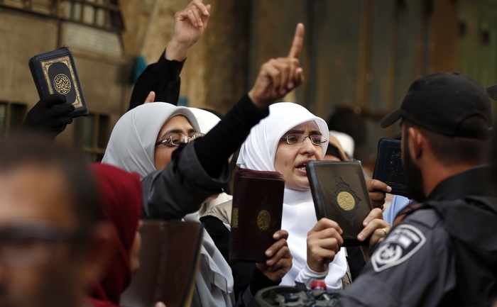 Femei din Palestina protestează împotriva forţelor israeliene care au efectuat raiduri în moscheea al Aqsa, din Ierusalim, 16 septembrie