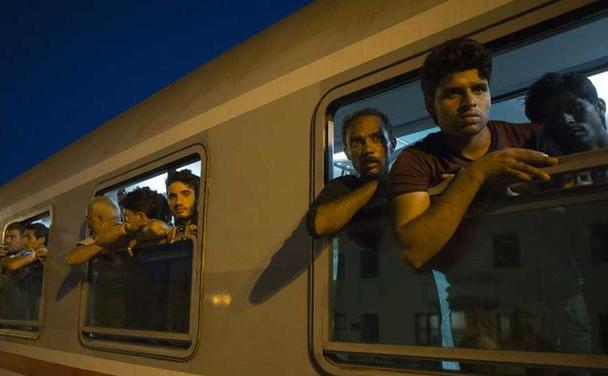 Imigranţi sosesc în staţia de tren Beli Manastir, nord-estul Croaţiei.