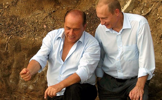 Fostul premier italian Silvio Berlusconi (st) şi preşedintele rus Vladimir Putin. (Captură Foto)