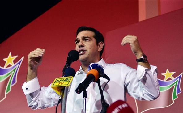 Liderul partidului Syriza, Alexis Tsipras, discută cu susţinătorii săi dupa victoria înregistrată de formaţiuna sa politică în alegerile anticipate elene, 20 septembrie 2015. (Captură Foto)