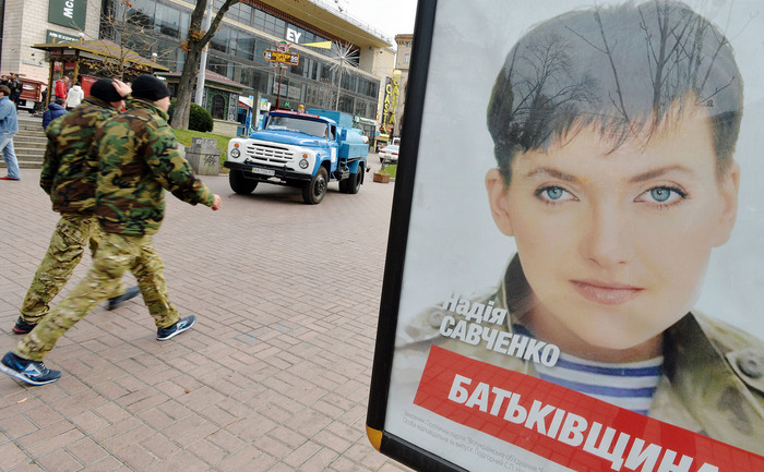 Poster cu pilotul de elicopter Nadia Savchenko în Kiev