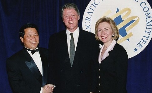 Ng Lap Seng (st), alături de Bill şi Hillary Clinton.