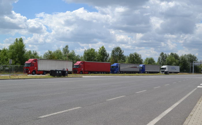 Mai multe camioane aşteaptă la graniţa dintre Serbia şi Croaţia. (Captură Foto)