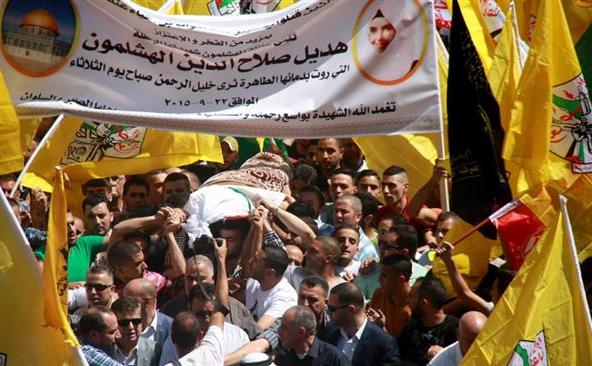 Mii de palestinieni participă la procesiunea funerară a studentei Hadil Salah Hashlamoun, care a fost ucisă de forţele israeliene în oraşul al-Khalil în 22 septembrie 2015. (Captură Foto)