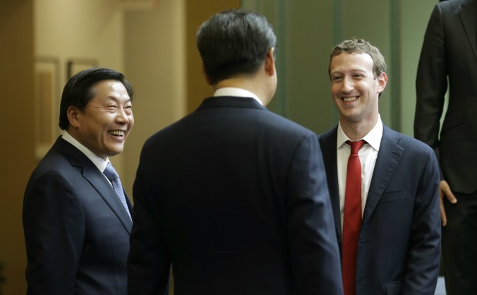 Liderul chinez Xi Jinping (centru, cu spatele) discută cu Mark Zuckerberg (dr) în timpul unei întâlniri la principalul campus al Microsoft Corp în Redmond, Washington, 23 septembrie 2015. 