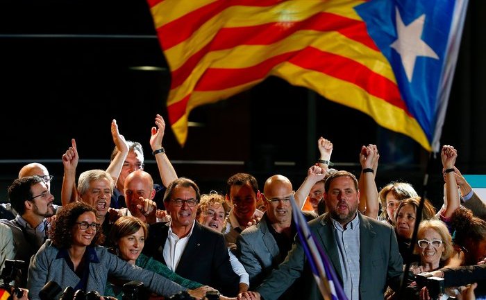 Preşedintele catalan Artur Mas (centru) se adresează susţinătorilor săi după închiderea votului în cadrul alegerilor parlamentare regionale, 27 septembrie 2015, Barcelona, Spania. (Captură Foto)