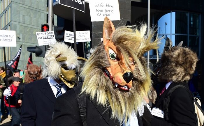 Demonstranţi anti-TTIP atrag atenţia asupra capitalismului agresiv promovat de TTIP (Axel Schmidt/Getty Images)