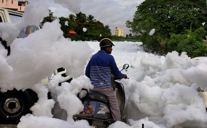 Spumă toxică în Bangalore (white news now.com)