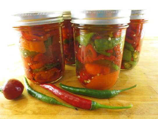 Ardei iuţi şi gogoşari în oţet (Maria Matyiku / Epoch Times)