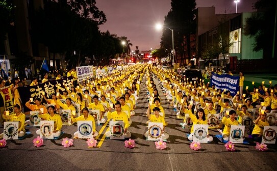 Peste 1.000 de practicanţi Falun Gong din jurul lumii participă la un priveghi cu lumânări în faţa Consulatului General chinez din Los   Angeles, 15 octombrie 2015. Pozele afişate aparţin practicanţilor ucişi în cadrul persecuţiei desfăşurate în China. (Larry Dye/Epoch Times)