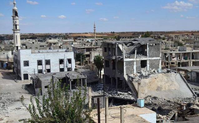 Străzi pustii şi clădiri distruse în oraşul sirian Talbisseh din provincia Homs. Rusia a confirmat în 30 septembrie că avioanele sale au lovit mai multe zone în apropiere de oraşul Homs.