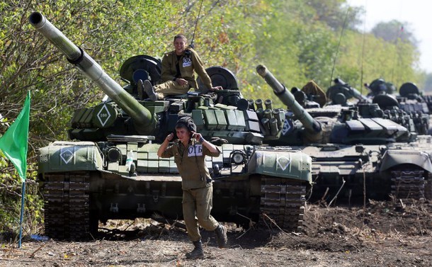 Separatiştii pro-ruşi participă la o competiţie între unităţi de tancuri în apropiere de oraşul Torez, Donetk Olbast, 24 septembrie 2015. (Captură Foto)