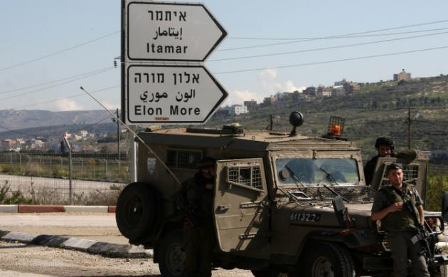 (Arhivă) Armata israeliană patrulează pe un drum care duce spre colonia Itamar din apropiere de oraşul Nablus din Cisiordania. (Captură Foto)