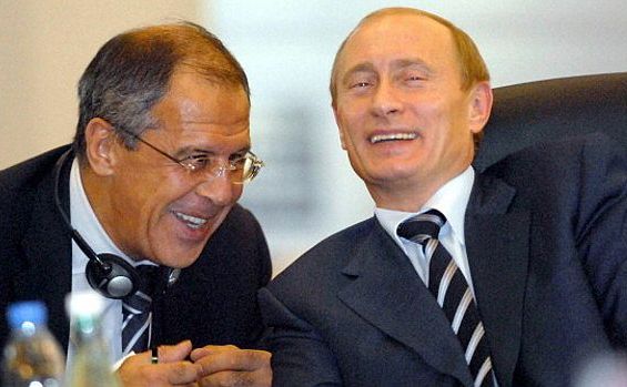 Ministrul rus de externe Serghei Lavrov (st) şi preşedintele Vladimir Putin.