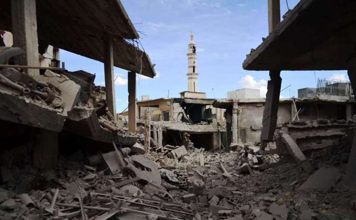Clădiri distruse în centrul oraşului sirian Talbisseh, provincia Homs. Avioanele de luptă ruseşti au lovit în 1 octombrie 2015 ţinte din jurul oraşelor Hama şi Homs din vestul Siriei.