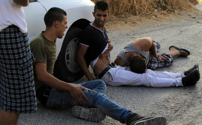 Adolescenţi palestinieni împuşcaţi de armata israeliană în timpul violenţelor din Nablus, Cisiordania, 3 octombrie 2015 (JAAFAR ASHTIYEH/AFP/Getty Images)