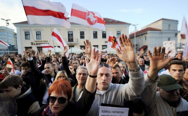 Susţinătorii opoziţiei belaruse protestează în Minsk împotriva planurilor de construire a unei baze aeriene ruseşti în ţara lor, 4 octombrie 2015.