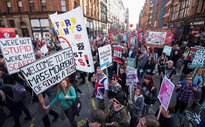 Manifestanţi britanici protestează în Manchester împotriva planului guvernamental de austeritate, 4 octombrie 2015.