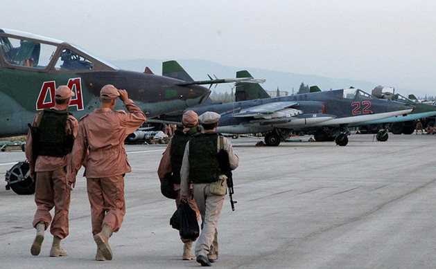 Tehnicieni la aeroportul sirian Hmeimim unde sunt desfăşurate avioanele de lupta ruseşti.