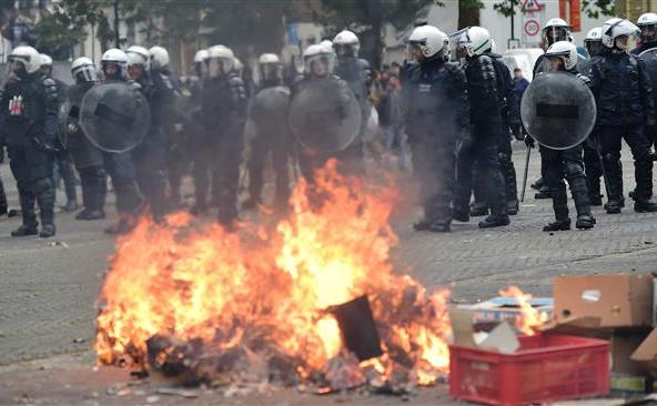 Ciocniri între poliţia belgiană şi manifestanţii anti-austeritate în Bruxelles, 7 octombrie 2015. (Captură Foto)