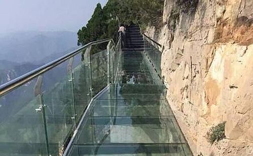 Pod de sticlă pe muntele Yuntai, China.