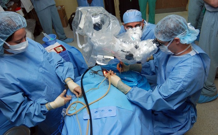 Chirurgi operând