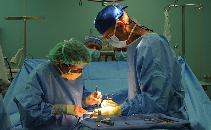 Chirurgi în sala de operaţie