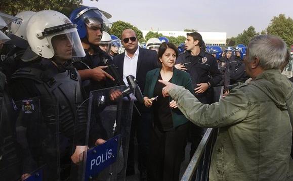 Poliţia împiedică cetăţenii turci să se apropie de locul exploziilor de sâmbăta din Ankara, 11 octombrie 2015.