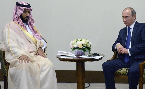 Preşedintele rus Vladimir Putin (dr) şi ministrul saudit de externe Mohammed bin Salman discută la Soci, Rusia.