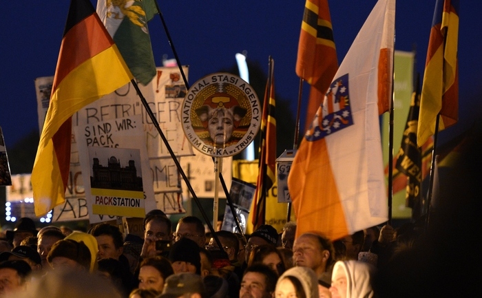Suporterii grupului PEGIDA demonstrează prin Dresda împotriva programului Angelei Merkel de acceptare a imigranţior din Orientul Mijlociu 12 octombrie 2015