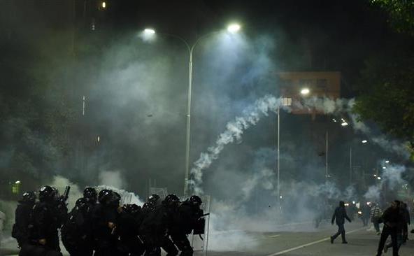 Poliţia foloseşte gaze lacrimogene în timpul unor ciocniri violente cu manifestanţilor opoziţiei în capitala Priştina, 12 octombrie 2015.