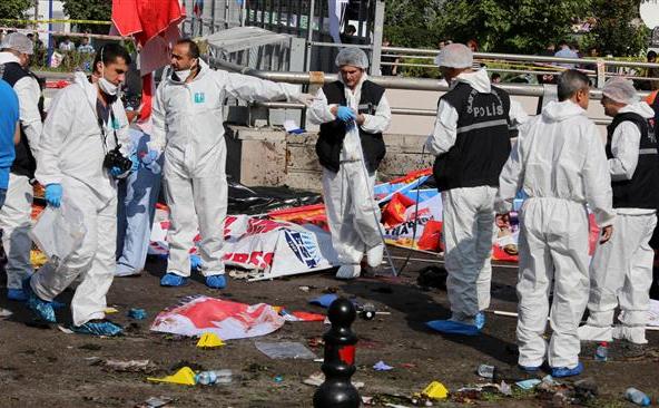 Membrii echipei de medico-legale a poliţiei adună dovezi la locul celor două explozii care au zguduit Ankara în 10 octombrie 2015. (Captură Foto)