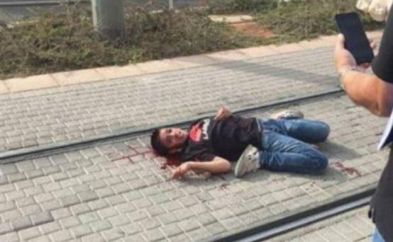 Tânar palestnian lăsat să sângereze în Ierusalimul de Est după ce a fost împuşcat de forţele israeliene, 12 octombrie 2015.
