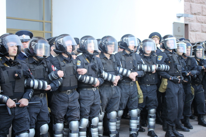 Poliţiştii au format un scut de protecţie în jurul Parlamentului