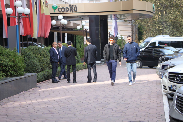 Membri ai delegaţiei chineze, la intrarea în Hotelul Codru