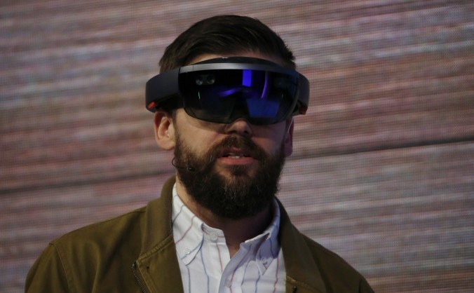Microsoft a anunţat în aprilie HoloLens (Stephen Lam/Getty Images)