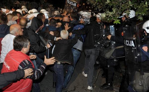 Ciocniri între manifestanţi şi poliţie în timpul unui protest din capitala muntenegreană Podgorica, 18 octombrie 2015.