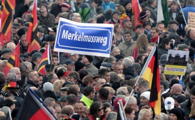 Demonstraţie PEGIDA împotriva Angelei Merkel, arhivă. Pe banner scrie "Merkel trebuie să plece" (Robert Michael/AFP/Getty Images)