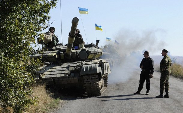 Tancuri ale forţelor militare ucrainene în apropiere de satul Crymske din regiunea Lugansk, 5 octombrie 2015.
