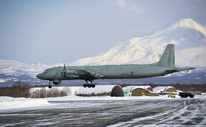 Un avion rusesc AV-MF Iliuşin Il-38 la o bază aeriană din nordul îndepărtat al Rusiei.
