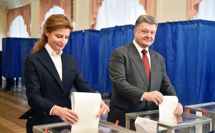 Preşedintele ucrainean Petro Poroshenko împreună cu soţia sa Marina la vot, 25 octombrie 2015 (SERGEI SUPINSKY/AFP/Getty Images)