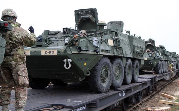 Armata SUA descarcă vehicule blindate Stryker într-o staţie de tren în apropiere de baza militară Rukla din Lituania, 4 octombrie 2014.