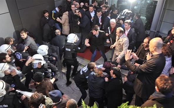 Poliţia turcă desfăşoară un raid la sediul Koza-Ipek Holding, care deţine posturile de televiziune Bugun şi Kanalturk, în Istanbul, 28 octombrie 2015. (Captură Foto)