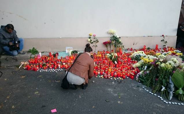 Bucureştenii aprind lumânări şi aduc flori în memoria tinerilor morţi în incendiul de la clubul Colectiv, 31 octombrie 2015.