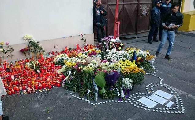 Bucureştenii au aprins lumânări în memoria victimelor incendiului din clubul Colectiv.